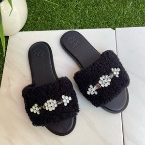 Tory Burch Shoes Tory Burch Aspen
Black Shearling Slide size 6 new $229